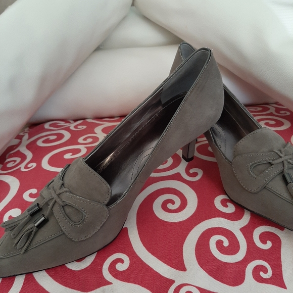 Tahari Gray Heels, Size 9.5 - Picture 3 of 5